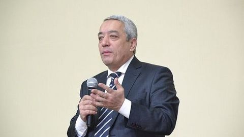 Azamat Ziyo: O‘zbek tili rasmiy til bo‘ldi, lekin qaddini tiklagani, rivojlangani yo‘q