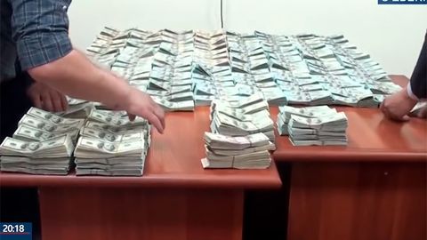 DXX Andijonda Qirg‘izistonga 2,1 mln dollar olib chiqib ketishga uringan shaxsni qo‘lga oldi (video)