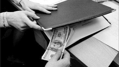 Навоийда ҳарбий хизматга чақирилган фуқародан 4,5 млн сўм пора талаб қилган шифокор ушланди