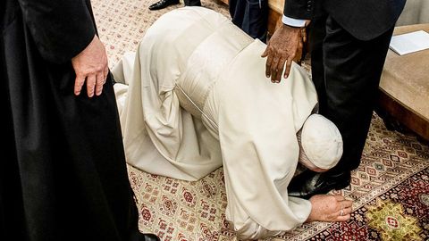 Foto: Rim papasi Sudan muxolifati yetakchilarining oyoqlaridan o‘pib, ortiqcha qon to‘kmaslikni so‘ramoqda