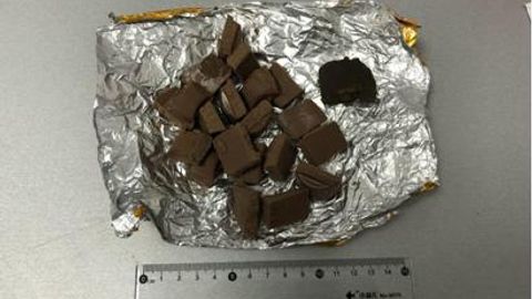 Dehlidan Toshkentga uchib kelgan yo‘lovchi shokolad plitkalari orasida gashish olib o‘tishga urindi