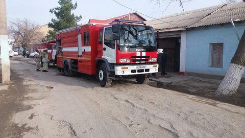 Jizzax viloyati YoXB xodimlari yong‘inda qamalib qolgan insonni qutqardi