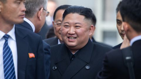 Kim Chen In ruscha harbiy qo‘shiqlar va Alla Pugachyovaning muxlisi bo‘lib chiqdi