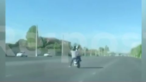 Тошкентда мотоциклчи трюк бажараман деб, мотоцилкдан отилиб кетди (видео)