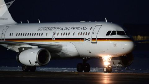 Angela Merkelning samolyotiga avtomobil kelib urildi