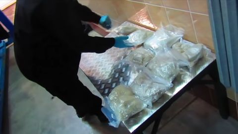 Belarus bojxonasida 100 kilogrammdan ortiq ekstazi olib o‘tishga uringan rossiyalik ayol qo‘lga olindi (video)