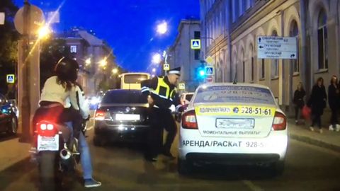 Ўзбекистонлик таксичи Санкт-Петербургда уни тўхтатишга уринган полициячига тутқич бермай, пойга уюштирди (видео)