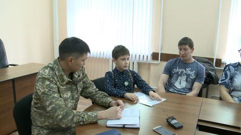 Qozog‘istonda ikkinchi sinf o‘quvchisi botqoqqa cho‘kib ketayotgan 4 yoshli bolakayni qutqarib qoldi