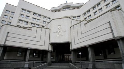 Украина Конституциявий суди раиси истеъфога чиқарилди. У Зеленскийнинг қасамёдини қабул қилиши керак эди