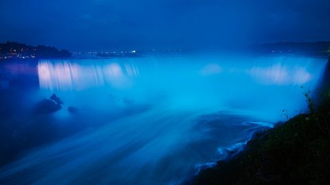 Shahzoda Garri va Megan Markl farzandi sharafiga Niagara sharsharasi havorang tusga kirdi