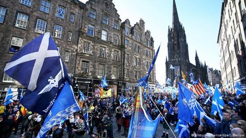 Shotlandiya Buyuk Britaniyadan chiqish bo‘yicha referendum o‘tkazadi