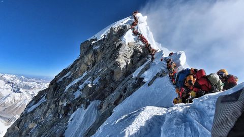 Everestda 300 kishilik navbat yuzaga keldi. Ikki alpinist cho‘qqini zabt etishi bilan halok bo‘ldi