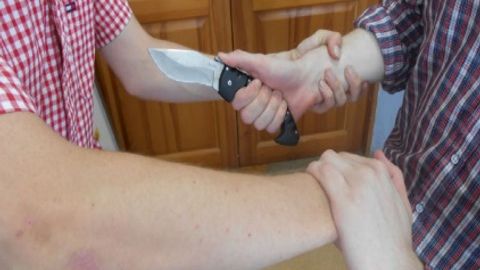 Farg‘onada fuqaro o‘zaro janjal tufayli qo‘shnisini pichoq bilan jarohatladi