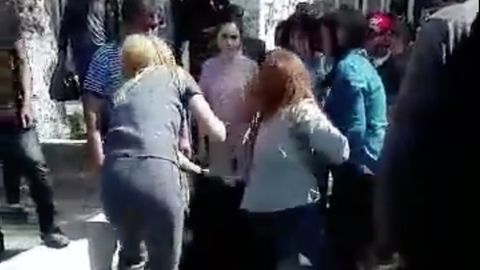 Angrenda birovning oilasini buzganligi taxmin qilinayotgan ayol “samosud” qilindi (video)