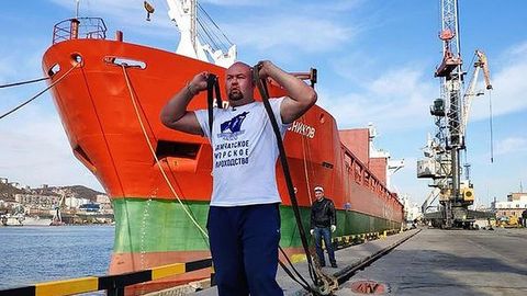 Россиялик полвон 11 минг тоннали теплоходни жойидан силжитиб, рекорд ўрнатди