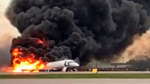 Россиялик депутат SSJ-100 самолёт билан боғлиқ ҳодиса сабаби аниқланмагунча шу турдаги барча самолётларнинг парвозини тўхтатиб туришни талаб қилди