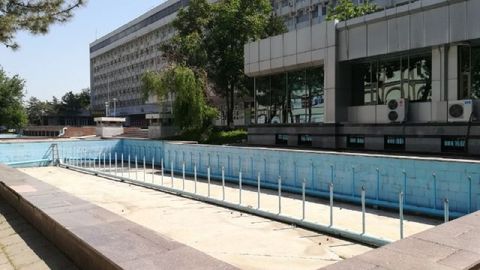 Toshkent markazida egasiz favvora aniqlandi. U “Matbuot uyi” qarshisida joylashgan