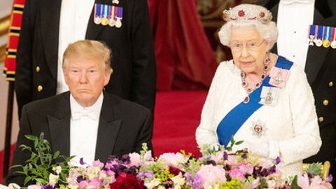 Қироличанинг кийими Трампдан ҳимояланиш усули деб топилди