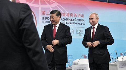 Путиннинг қўриқчилари Си Цзиньпин саҳнадан йиқилиб тушаётганда қутқариб қолди (видео)