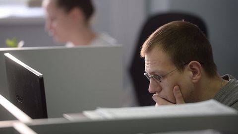 Ўзбекистонликлар дам олиш куни ҳам ишлашга мажбур қилиниб, ойликларидан ушлаб қолинмоқда