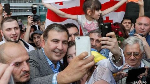Saakashvili Zelenskiyga yordam berish uchun Ukrainaga qaytganini ma’lum qildi