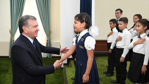 Шавкат Мирзиёев Бўкада 5 та ташаббусга бағишлаб шеър ёзган ўқувчи қизнинг отасига машина совға қилди