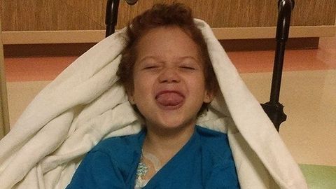 Koloradolik o‘qituvchi kasal bolaning hayotini saqlab qolish uchun uni asrab oldi