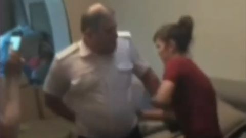 Toshkentlik ayol MIB xodimiga shapaloq tortib, keyin unga tuhmat qildi (video)