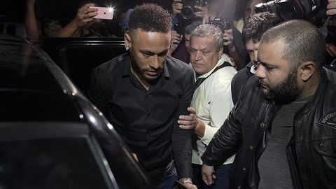 Zo‘rlashda ayblanayotgan Neymar politsiya mahkamasiga nogironlar aravachasida keldi (video)