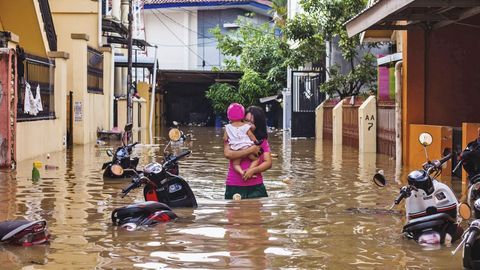Indoneziyada suv toshqini va ko‘chkilar sababli o‘n minglab odamlar evakuatsiya qilindi