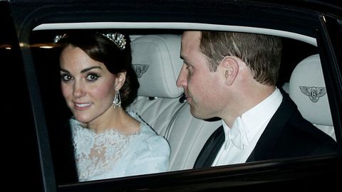 Буюк Британияда Уильям ва Кейтга ҳамроҳлик қилган полициячи кекса аёлни босиб кетди