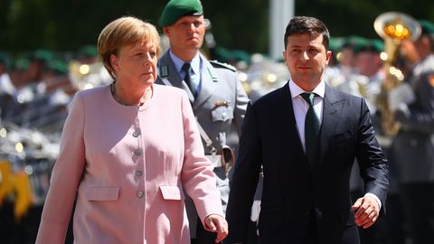 Merkelning Zelenskiy bilan uchrashuv chog‘ida mazasi qochdi