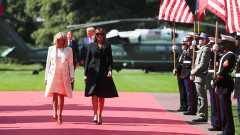 Melaniya Tramp Fransiyadagi bayram tadbiriga “motamsaro” ko‘rinishda keldi