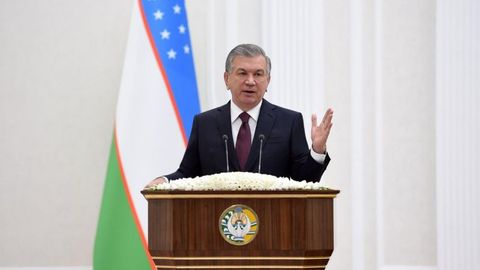 Шавкат Мирзиёев сенаторларга: Галстугингизни ечиб, ҳар ой бир туманга боринг