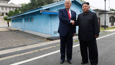 Дональд Трамп КХДР чегарасини кесиб ўтган биринчи АҚШ президенти бўлди