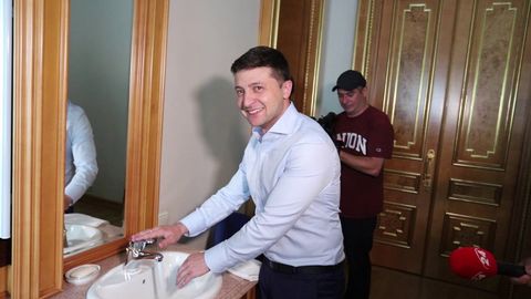 Zelenskiy jurnalistlarga prezident administratsiyasidagi kabinetini ko‘rsatdi (video)