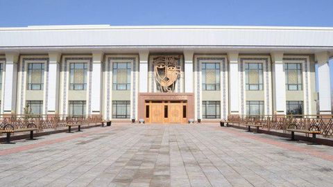 Qoraqalpog‘istonda maktab bitiruvchilariga oltin va kumush medallar topshirildi