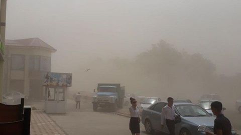 Yangiyo‘l shahri qum bo‘roni ostida qoldi