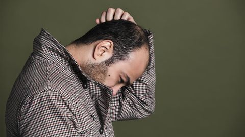 “O‘shanda yonimda hech kim qolmadi”. Alisher Uzoqov “zapret”ga tushgan yillari haqida gapirdi (video)