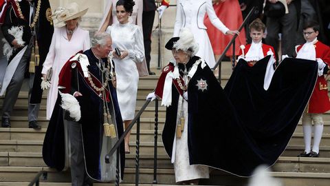 Kun fotosi: Buyuk Britaniya qirolichasi Yelizaveta II va Edinburg gersogi Bog‘ich ordeni kavalerlari bilan uchrashdi