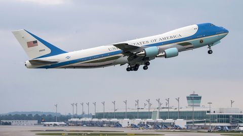 Tramp AQSh prezidenti samolyotining yangilangan dizaynini taqdim etdi