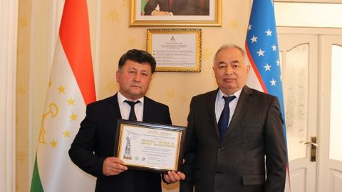 Ўзбекистоннинг Тожикистондаги элчиси «Халқ овози» газетаси бош муҳарририга «Олтин қалам» мукофотини топширди