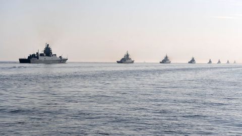 Sankt-Peterburg markazidan 40 ta harbiy kema saf tortib o‘tdi (video)