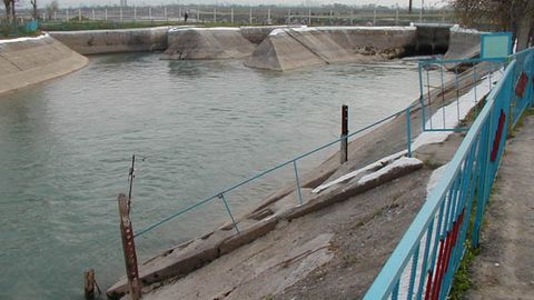 Жиззахда канал дамбасига тиқилиб қолган эркак қутқарилди