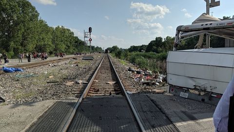 AQShda yo‘lovchi poyezdi avtomobil bilan to‘qnashuv sodir etdi