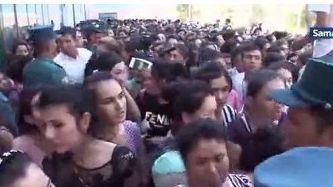 Hujjat topshirish uchun navbat kutayotgan abituriyentlar jaziramada hushidan ketmoqda (video)
