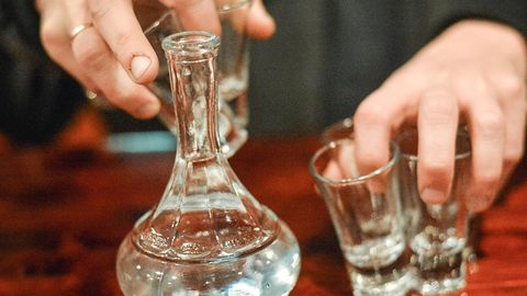 Qirg‘izistonda aroq ichirilgan 6 yoshli bola bir hafta komada yotib, vafot etdi
