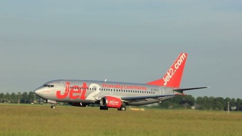 Парвоз вақтида самолёт эшигини очишга уринган аёл 105 минг доллар жаримага тортилди