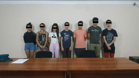 Самарқандда юзига суюқлик сепилган йигитлар ҳушидан кетгани ҳақида видео тарқалганди. Бу мактаб ўқувчилари уюштирган пранк бўлиб чиқди