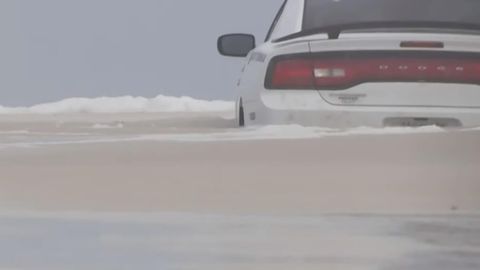 “Barri” to‘foni Alabama plyajidagi avtomobilni suv va qumga to‘ldirib qo‘ydi (video)